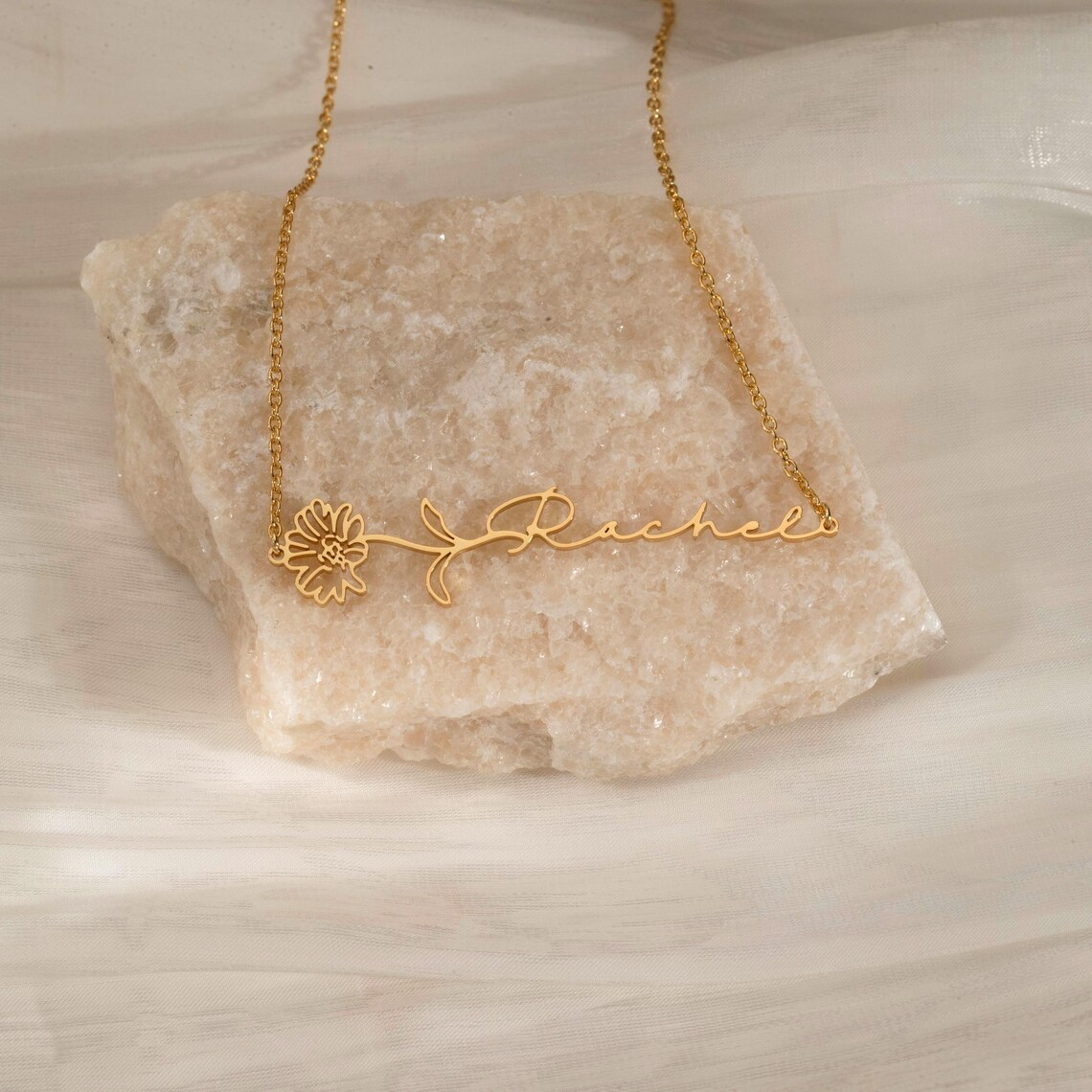 Haiyufly Custom Name Necklace  - Birth Flower Necklace reseña y precio