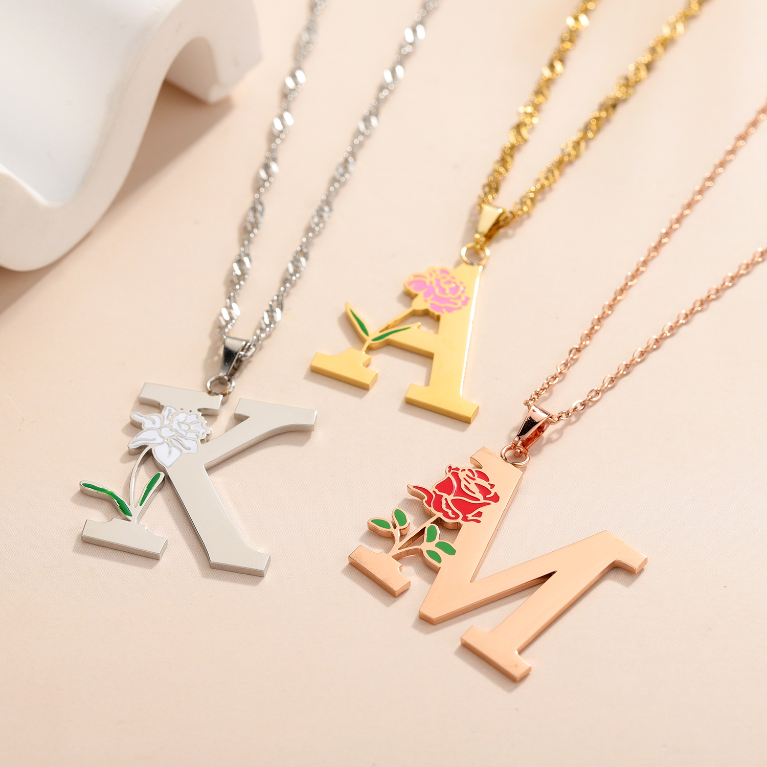 Custom Flower Initial Letter P - Birth Flower Necklace reseña y precio